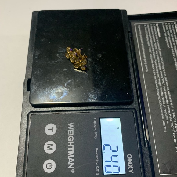 18k Solid Gold Flower Earrings - Picture 5 of 6